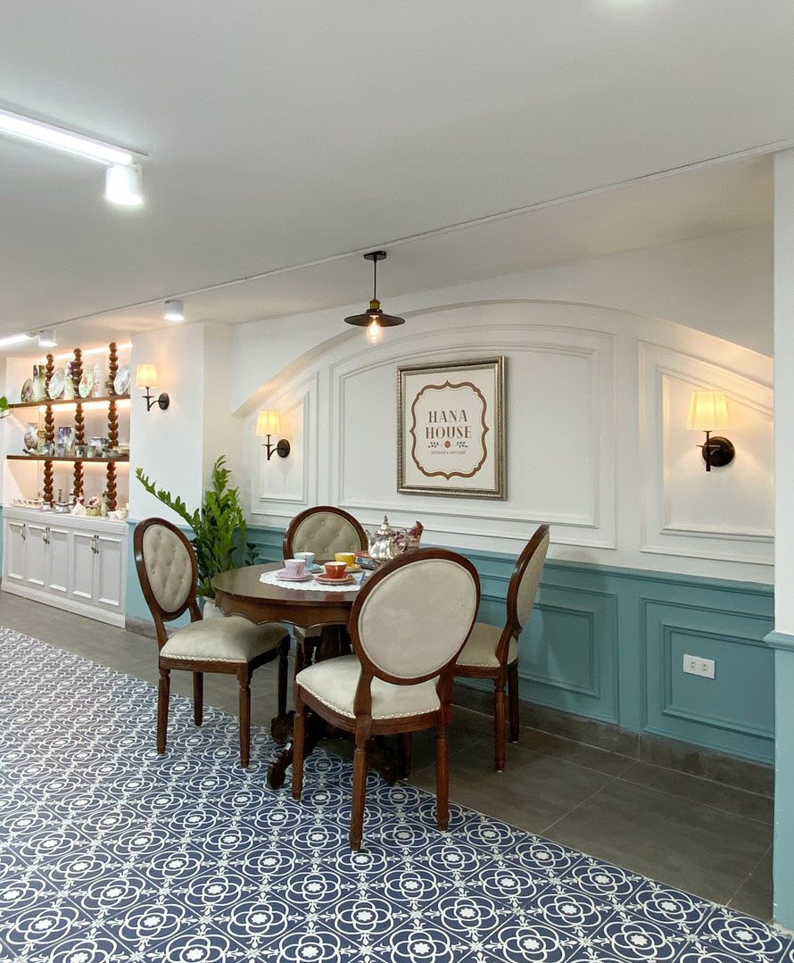 Gia chủ d&agrave;nh hẳn một kh&ocirc;ng gian ri&ecirc;ng biệt cho sở th&iacute;ch sưu tầm đồ gốm sứ.