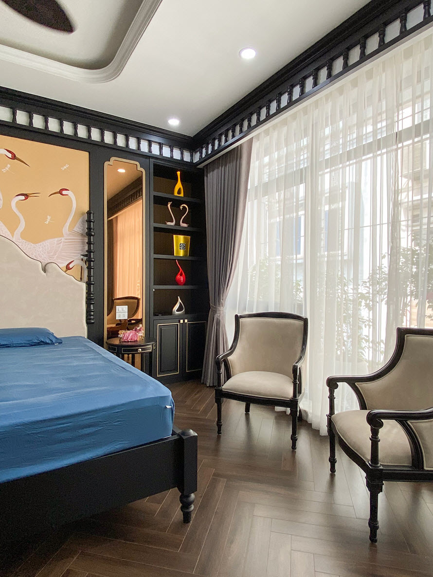 Lớp r&egrave;m cửa m&agrave;u trắng mỏng mảnh điều tiết &aacute;nh s&aacute;ng tự nhi&ecirc;n v&agrave;o ph&ograve;ng, đồng thời tạo cảm gi&aacute;c nhẹ nh&agrave;ng, thư th&aacute;i.