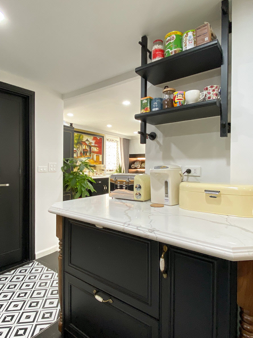 Gi&aacute; kệ gắn tường gọn đẹp, g&oacute;p phần gi&uacute;p kh&ocirc;ng gian bếp lu&ocirc;n ngăn nắp.