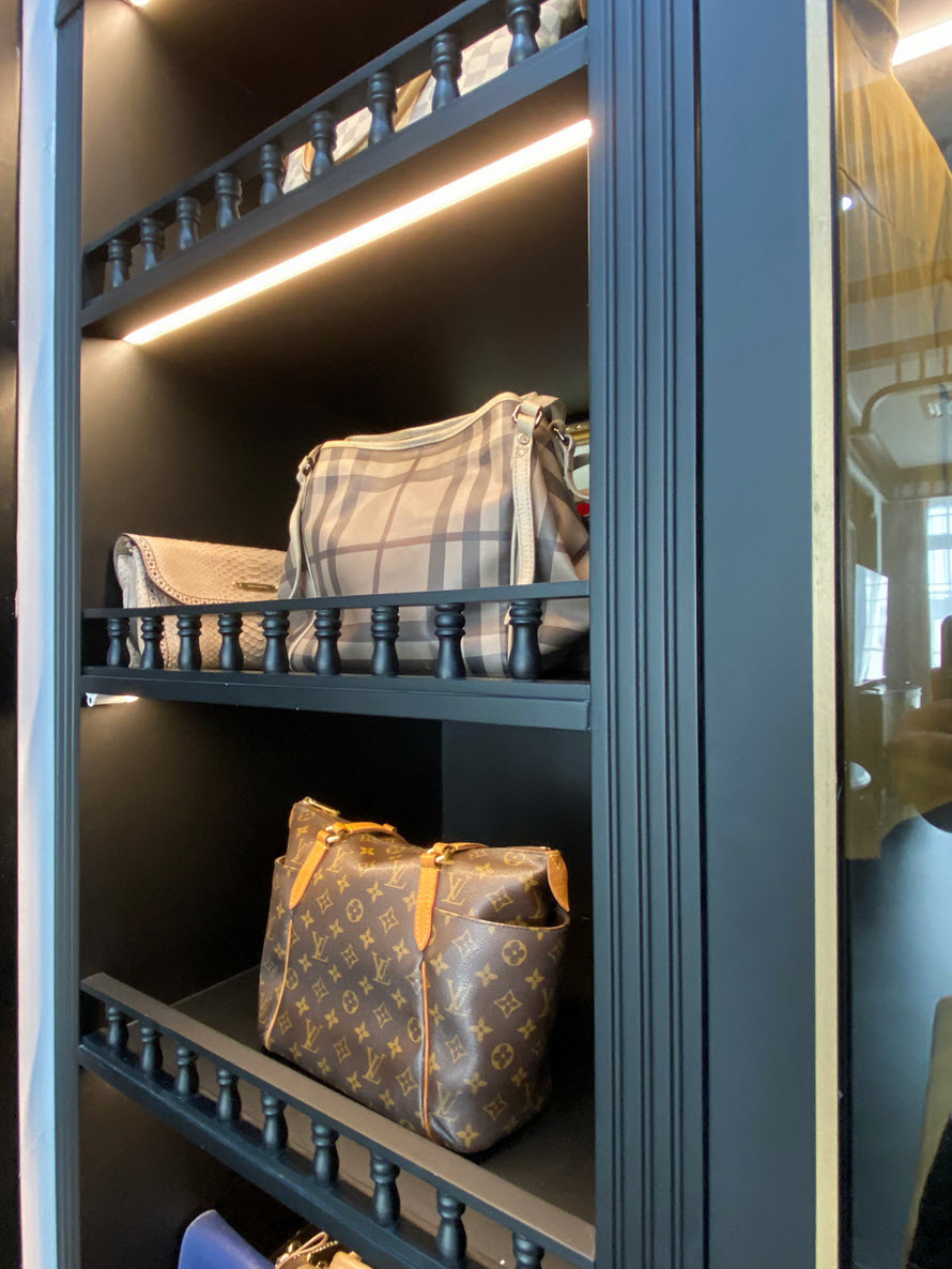 Kệ mở đậm chất Đ&ocirc;ng Dương, gợi nhớ những ng&ocirc;i nh&agrave; xưa.