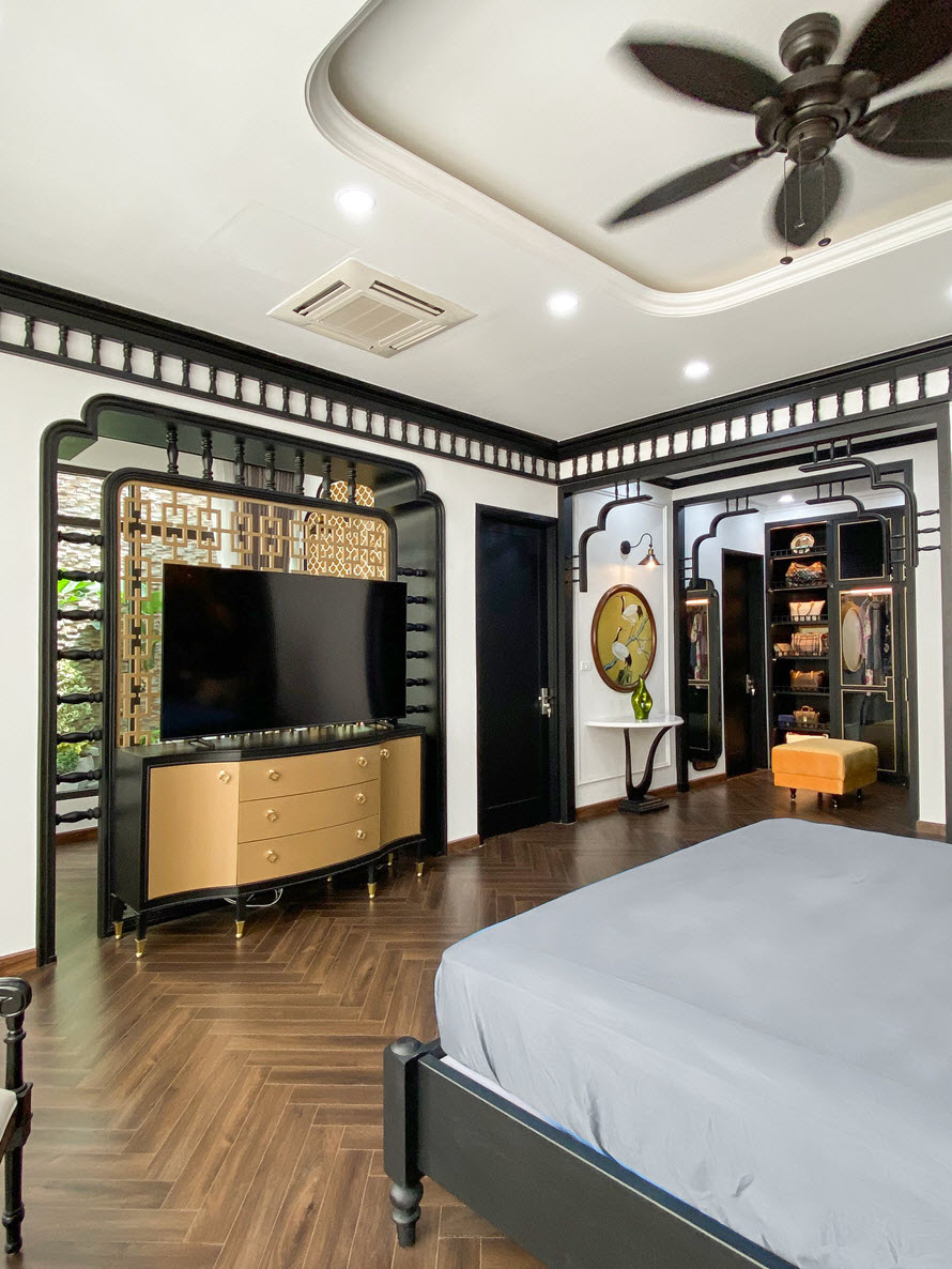 V&aacute;ch lam trang tr&iacute; tạo độ tho&aacute;ng cho c&aacute;c khu vực chức năng trong ph&ograve;ng ngủ master.