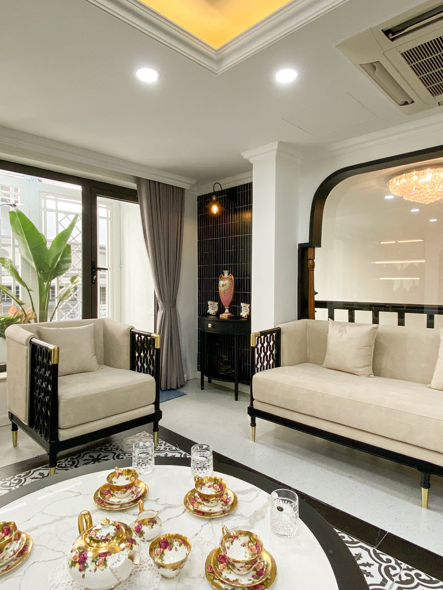 Nội thất v&agrave; đồ gia dụng đều được chọn lựa tỉ mẩn, to&aacute;t l&ecirc;n kh&iacute; chất Indochine một thời, vừa sang trọng, vừa nhẹ nh&agrave;ng tinh tế.