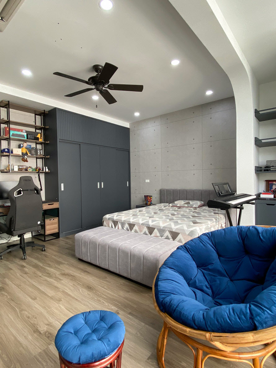 Tủ quần &aacute;o m&agrave;u đen tuyền, decor tường đầu giường sắc x&aacute;m b&ecirc; t&ocirc;ng tạo n&eacute;t c&aacute; t&iacute;nh cho kh&ocirc;ng gian ngủ nghỉ n&agrave;y.