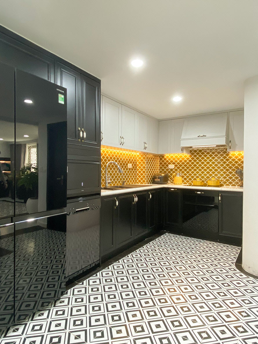 Ph&ograve;ng bếp kh&aacute; rộng r&atilde;i với đủ đầy tiện nghi hiện đại, cho gia chủ thỏa sức nấu nướng, b&agrave;y biện.