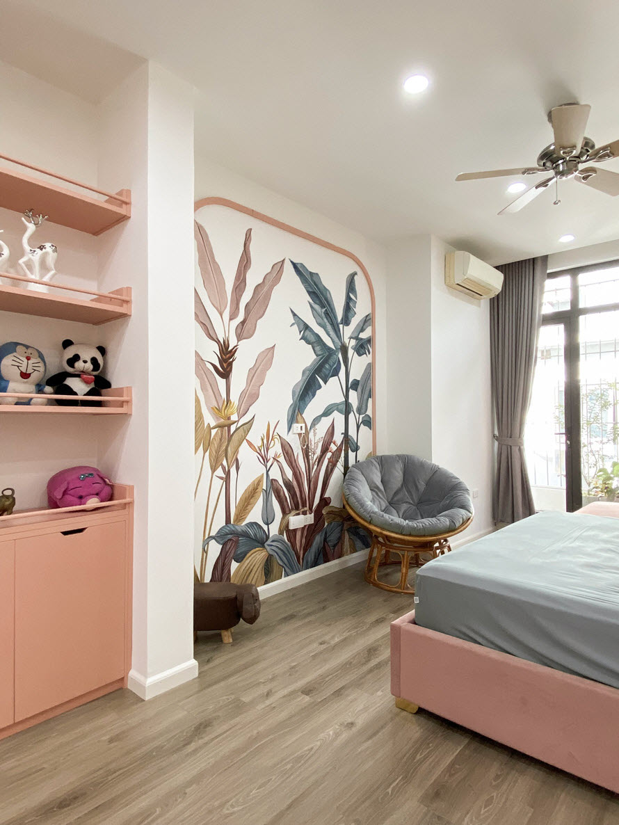 Gi&aacute; kệ, ghế ngồi thư gi&atilde;n, tranh tường được bố tr&iacute; v&ocirc; c&ugrave;ng kh&eacute;o l&eacute;o v&agrave; tiện dụng.