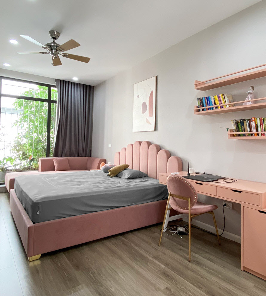 Cửa k&iacute;nh cao rộng cho ph&eacute;p đ&oacute;n s&aacute;ng tự nhi&ecirc;n tối đa, đồng thời tạo tầm nh&igrave;n tho&aacute;ng đ&atilde;ng ra khoảng xanh m&aacute;t b&ecirc;n ngo&agrave;i.