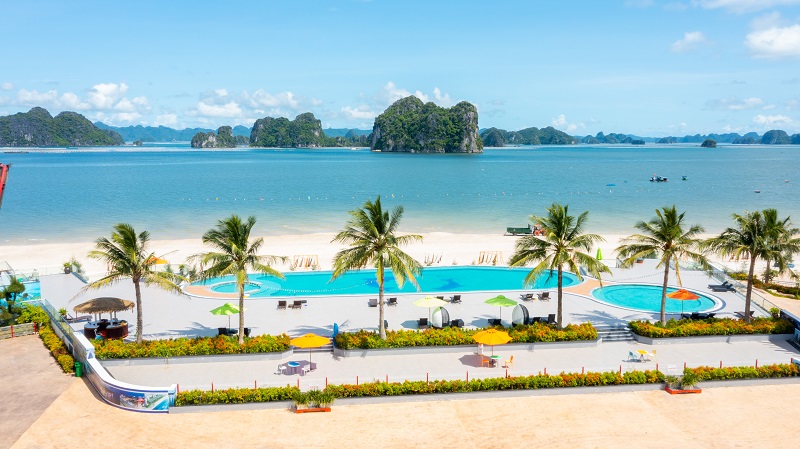 Làn nước trong xanh, bãi tắm cát trắng trải dài 3km ôm trọn vịnh Bái Tử Long tại Phương Đông Vân Đồn