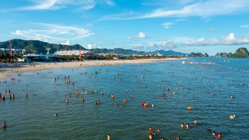 Bãi tắm Phương Đông đông khách mùa cao điểm du lịch hè