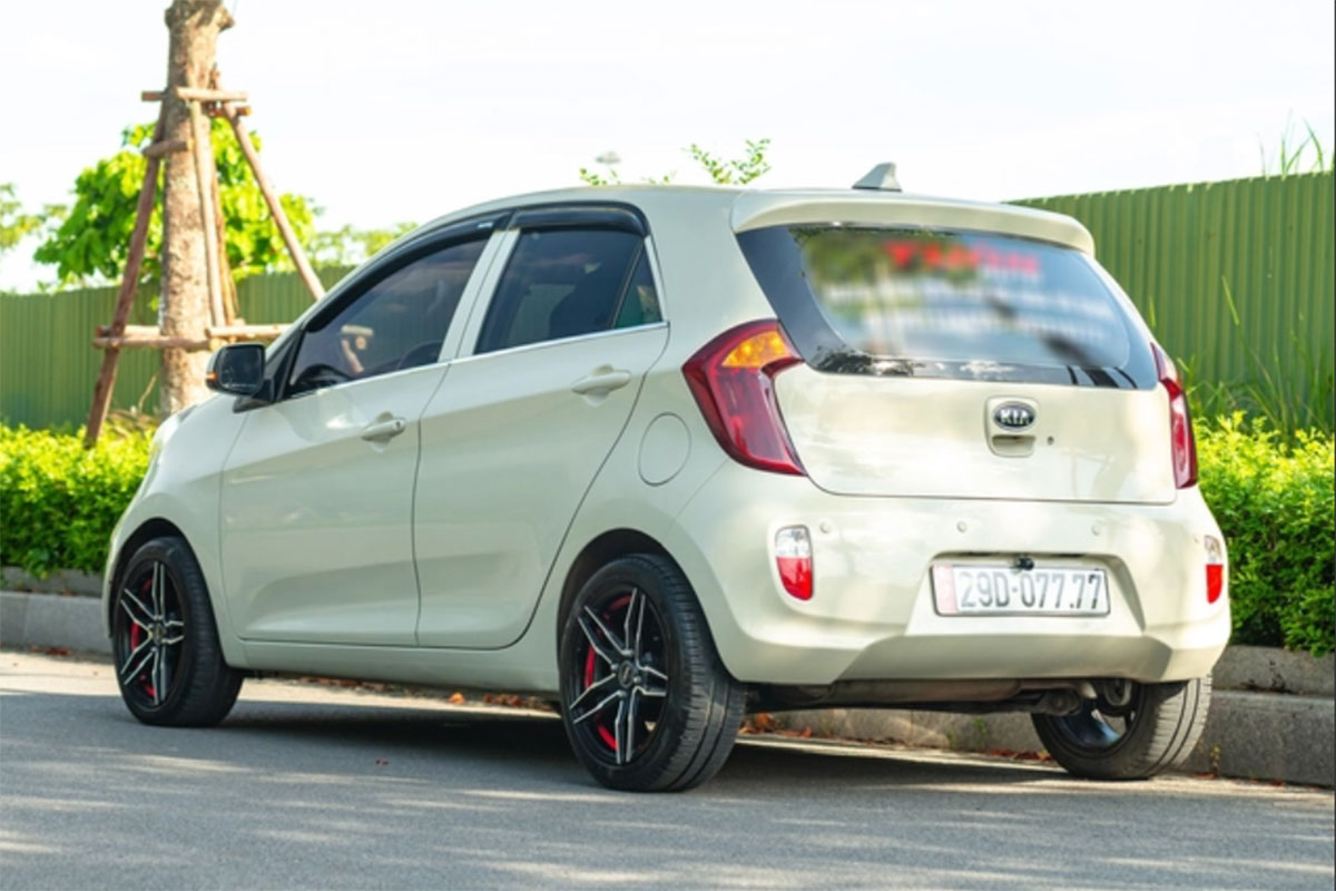đuôi xe KIA Morning 2012 cũ.