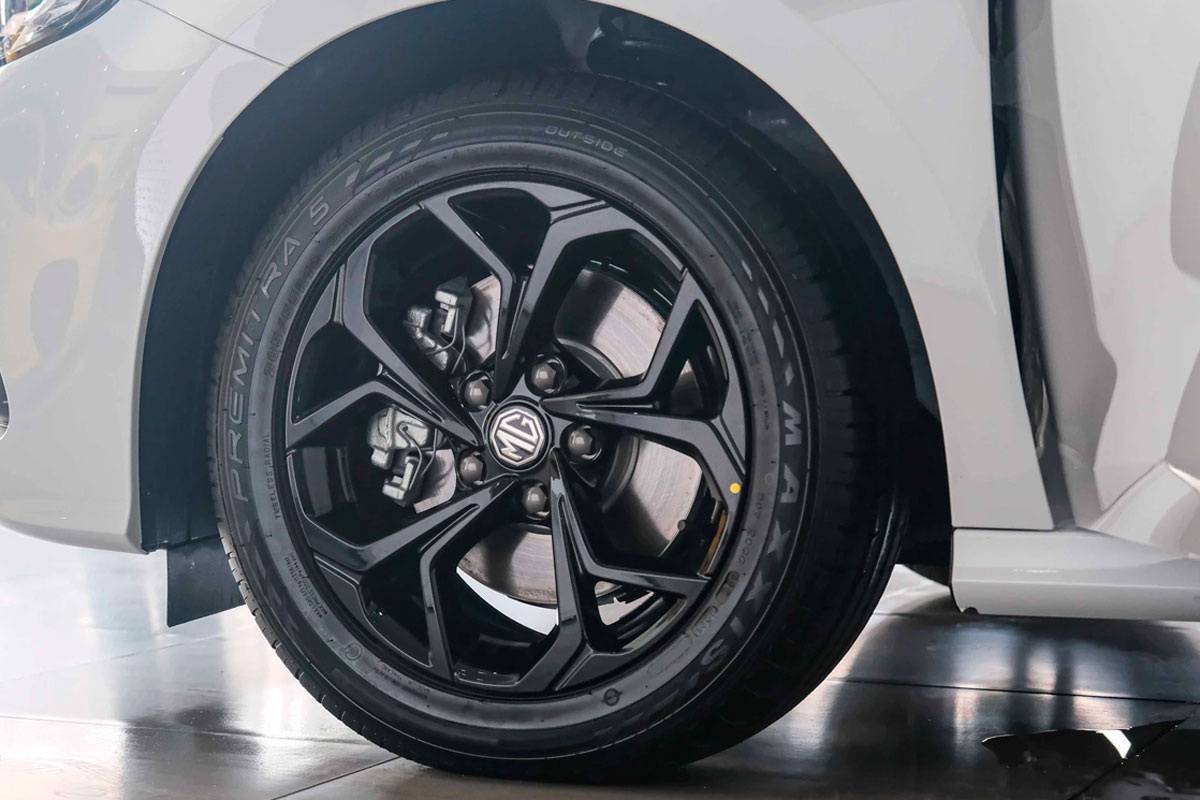 So s&aacute;nh xe MG5: Về m&acirc;m xe