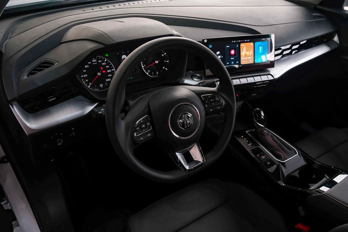 So s&aacute;nh xe MG5: Về nội thất