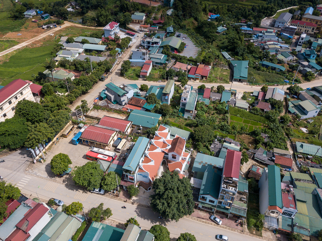 Ngôi nhà như một điểm nhấn ấn tượng so với các công trình xung quanh.