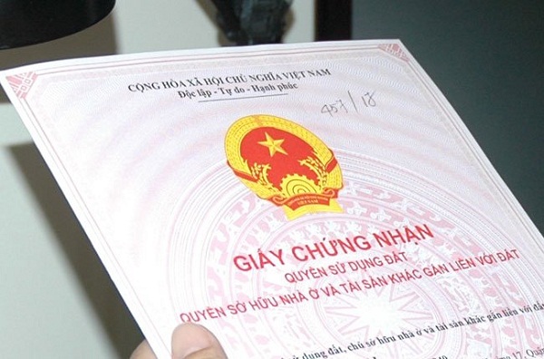 cận cảnh mặt trong sổ đỏ minh họa cho t&agrave;i sản gắn liền với đất được cấp sổ đỏ