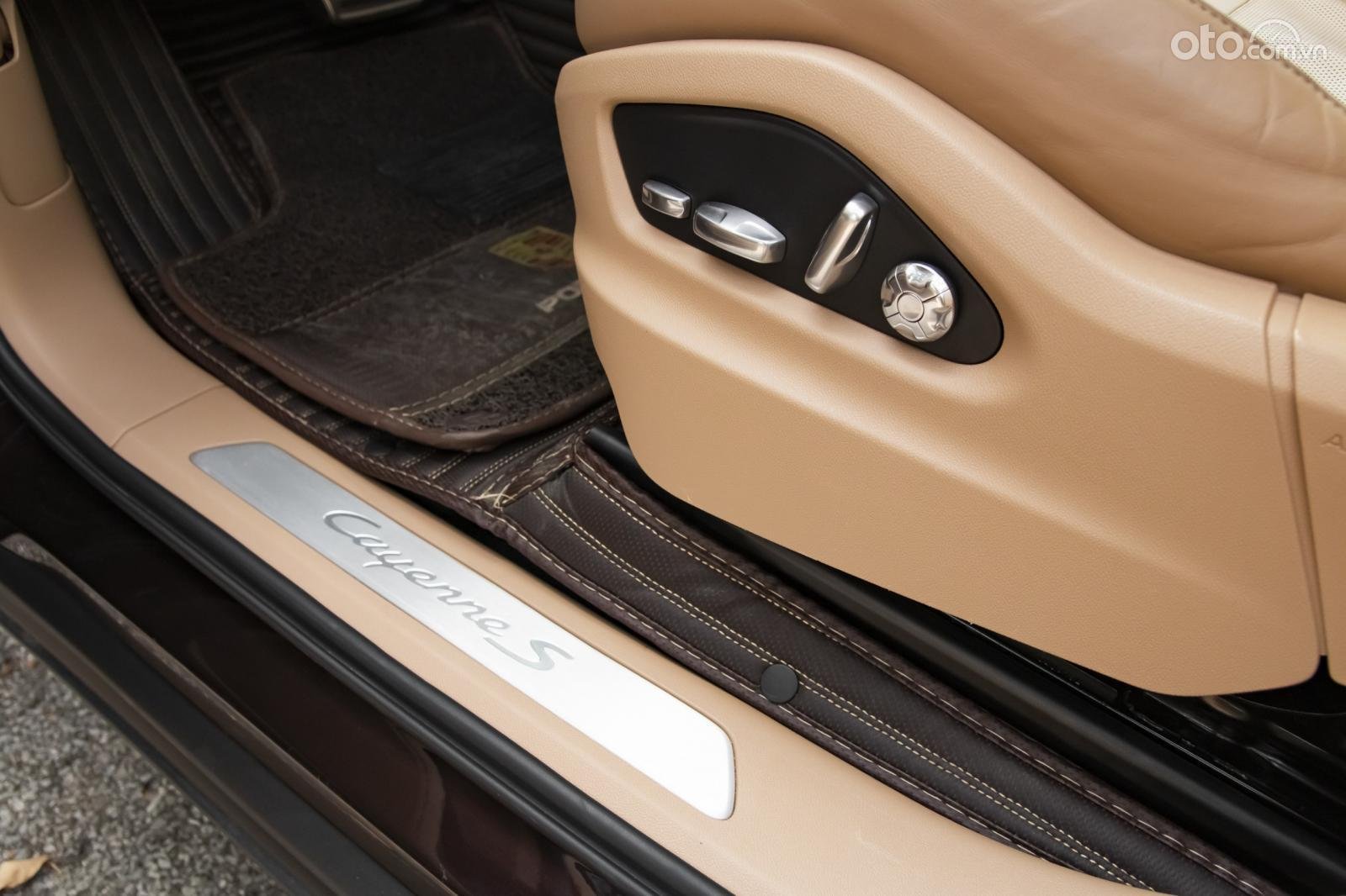 trang bị xe Porsche Cayenne S 2018.