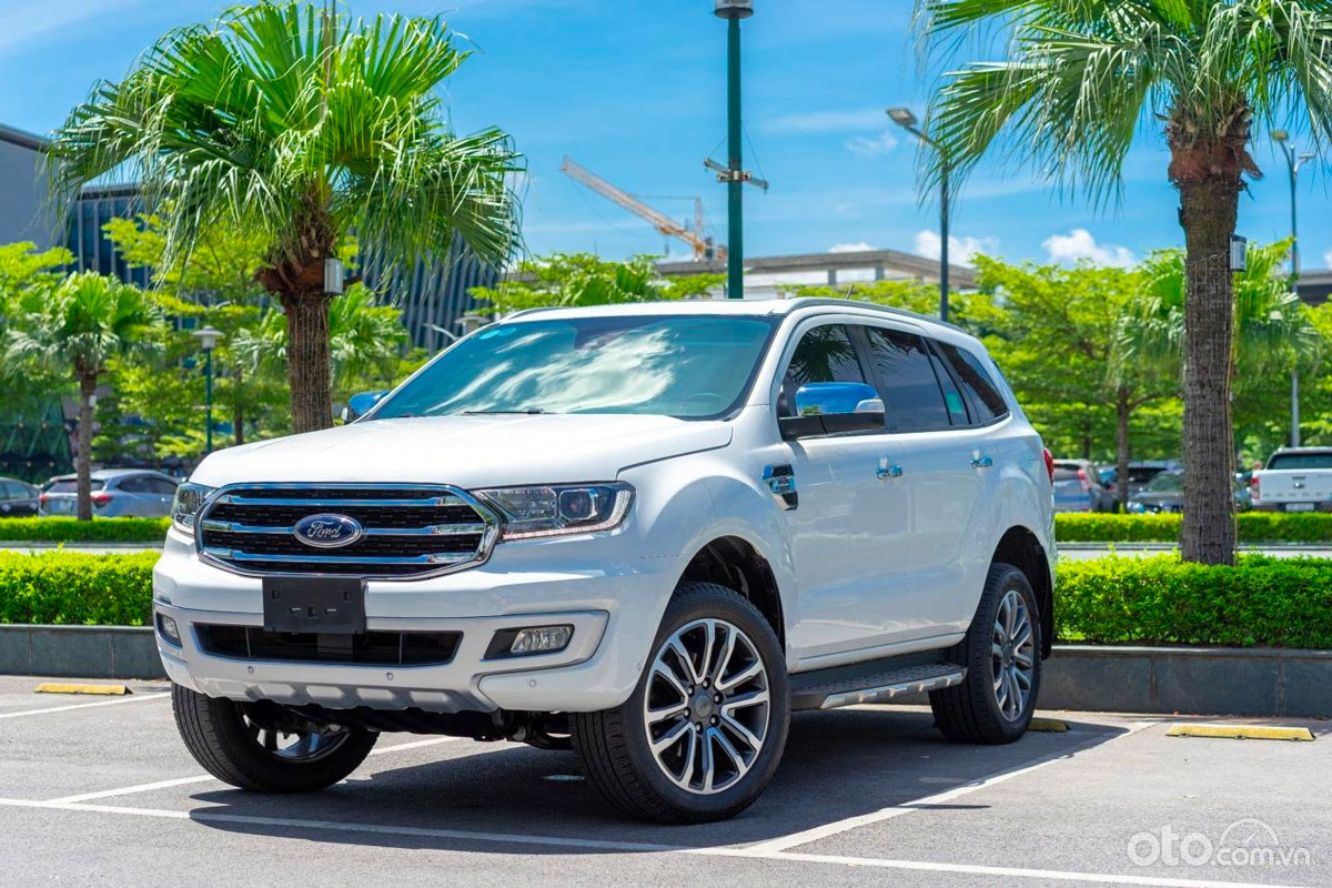 Ford Everest phân phối tại Việt Nam với rất nhiều phiên bản.