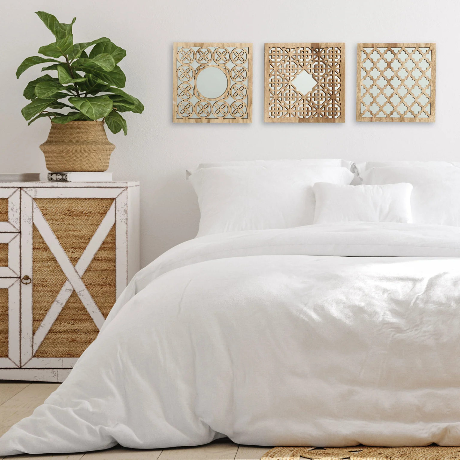 Với sự hiện diện của bộ gương trang tr&iacute;, bức tường trắng đầu giường kh&ocirc;ng c&ograve;n đơn điệu.