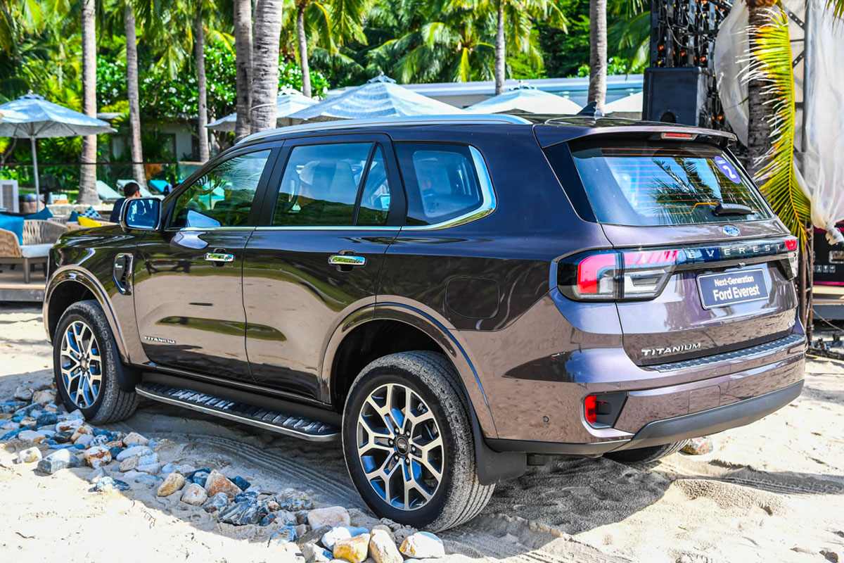 So sánh về ngoại thất: Everest thiết kế đầm chắc, Fortuner thiết kế thể thao So sánh về ngoại thất: Everest thiết kế đầm chắc, Fortuner thiết kế thể thao