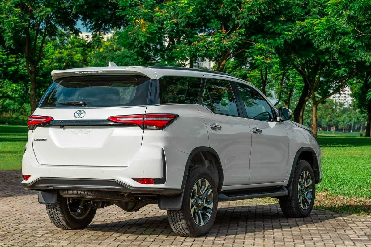So sánh về ngoại thất: Everest thiết kế đầm chắc, Fortuner thiết kế thể thao So sánh về ngoại thất: Everest thiết kế đầm chắc, Fortuner thiết kế thể thao