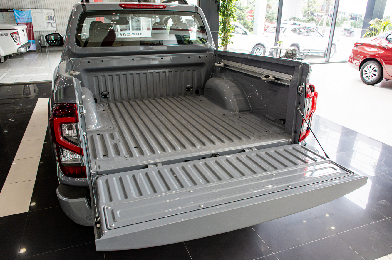 thùng xe Nissan Navara.