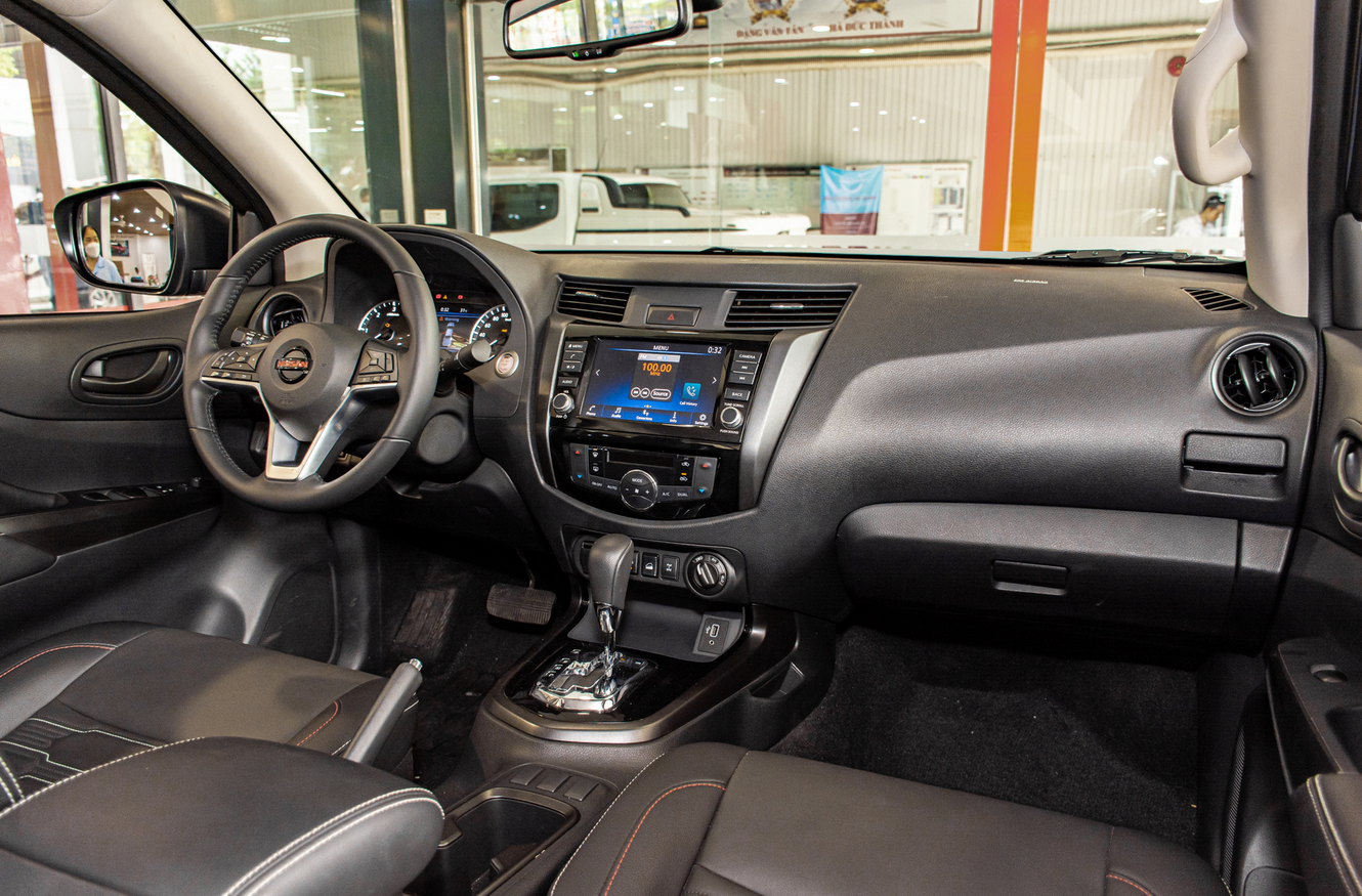Khoang nội thất Nissan Navara.