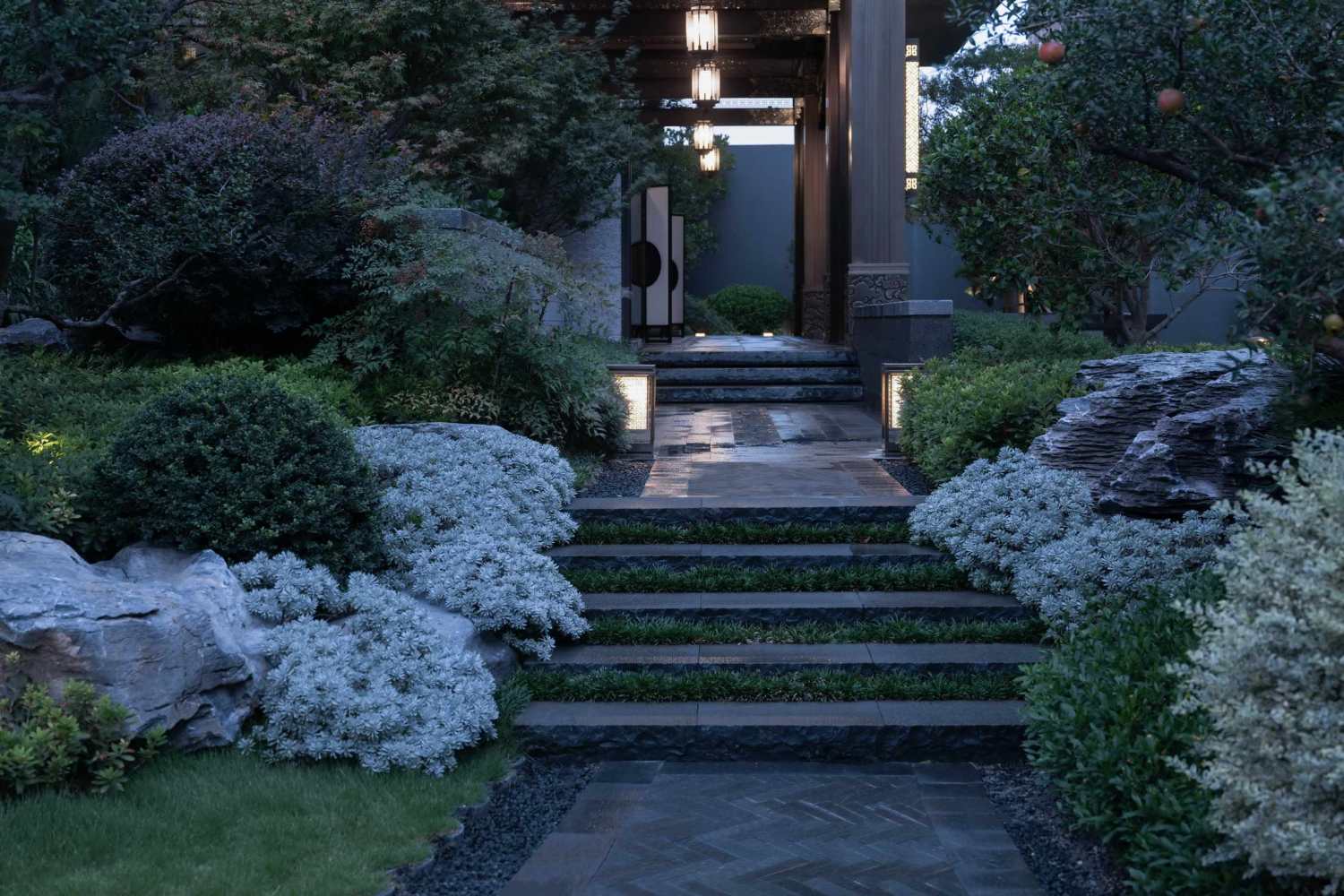 Cảnh quan s&acirc;n vườn trước nh&agrave; được thiết kế theo phong c&aacute;ch hiện đại, tự nhi&ecirc;n nhất c&oacute; thể với lối đi l&aacute;t đ&aacute;, c&aacute;c tầng c&acirc;y cao thấp kh&aacute;c nhau dọc hai b&ecirc;n.