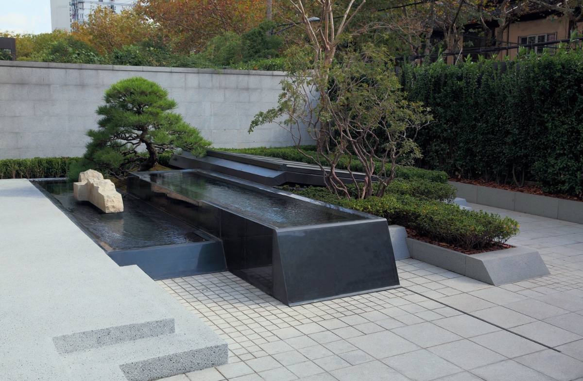 Tiểu cảnh nước c&acirc;y xanh tinh tế khiến kh&ocirc;ng gian ngoại thất nh&agrave; bạn trở n&ecirc;n sinh động, hấp dẫn hơn rất nhiều.