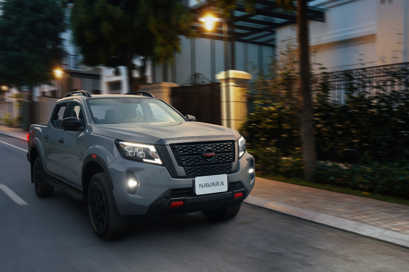 Khu vực đầu xe Nissan Navara nổi bật với cụm đèn pha đa bóng Bi-LED công nghệ Quad Projector.