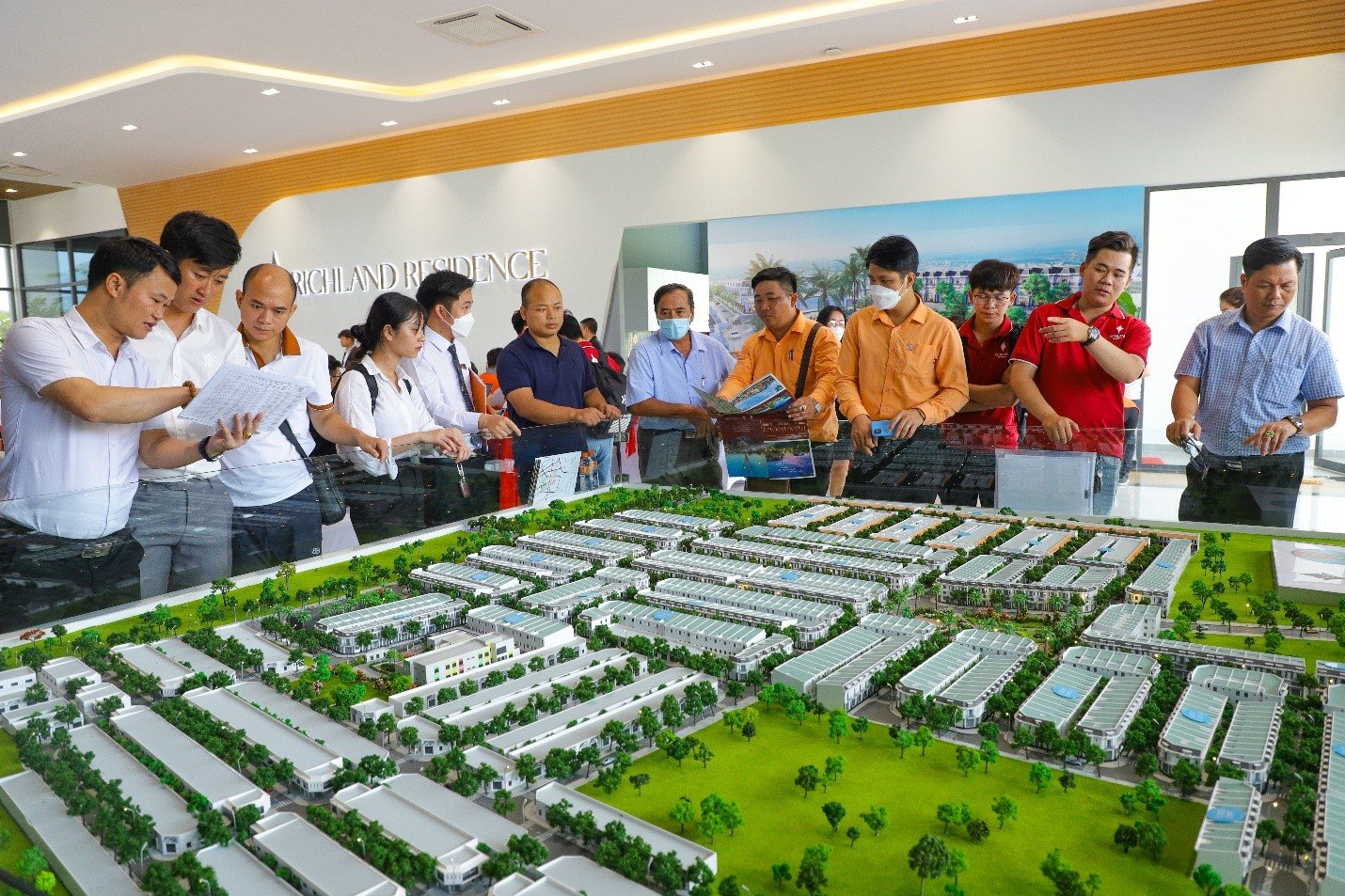 Khách hàng trải nghiệm thực tế và tìm hiểu cơ hội an cư – đầu tư tại dự án Richland Residence
