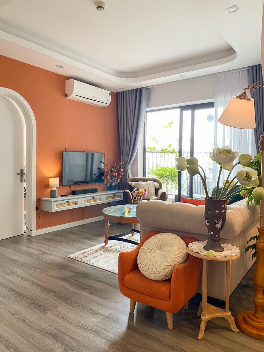 To&agrave;n cảnh ph&ograve;ng kh&aacute;ch với những điểm nhấn m&agrave;u cam ấm &aacute;p