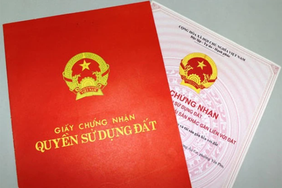 cận cảnh mặt ngoài và mặt trong của sổ đỏ