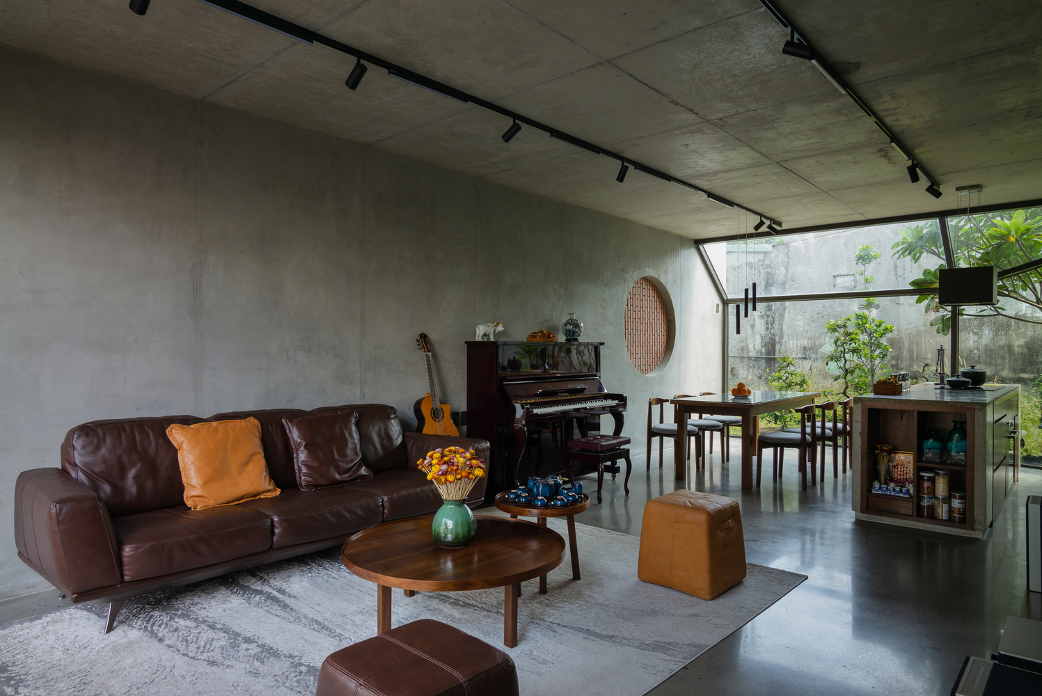 phòng khách ngôi nhà nổi bật với bộ ghế sofa da màu nâu sang trọng