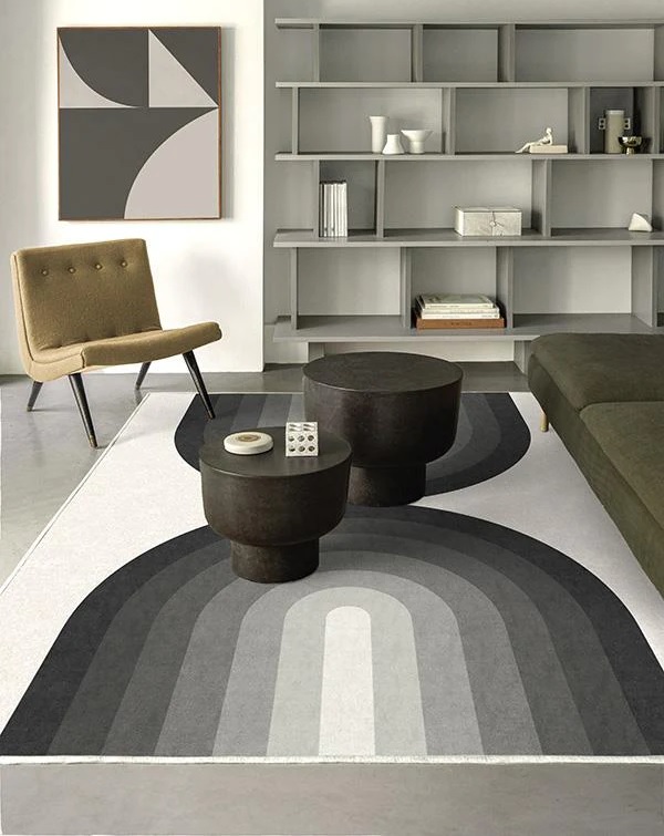 Thảm trải s&agrave;n lấy cảm hứng từ Bauhaus nổi bật c&oacute; hai v&ograve;m m&agrave;u x&aacute;m giao nhau ở giữa mang lại c&aacute;i nh&igrave;n th&uacute; vị. Sự g&oacute;p mặt của tấm thảm gi&uacute;p căn ph&ograve;ng trở n&ecirc;n sinh động hơn.