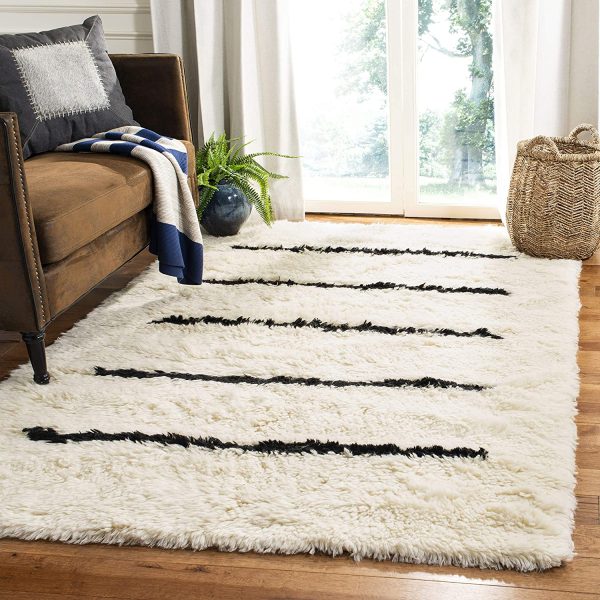 Thảm len đen trắng x&ugrave; x&igrave; l&agrave; một trong những m&oacute;n đồ y&ecirc;u th&iacute;ch của c&aacute;c t&iacute;n đồ nội thất Scandinavian. Chất liệu cổ điển kết hợp ăn &yacute; với c&aacute;c sọc đen tối giản hiện đại.  