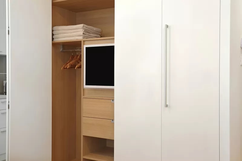 Tivi phòng ngủ tích hợp trong tủ lưu trữ trong phòng ngủ. Tivi phòng ngủ được lắp đắt tích hợp trong tủ lưu trữ nhằm hạn chế tác động xấu của nó đối với phong thủy phòng ngủ.