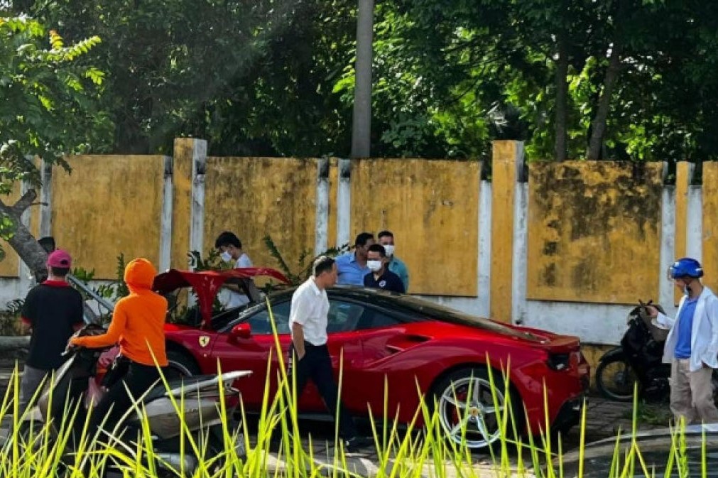 tại thời điểm xảy ra tai nạn, người điều khiển chiếc xe l&agrave; nh&acirc;n vi&ecirc;n&nbsp;của Volvo H&agrave; Nội. 1