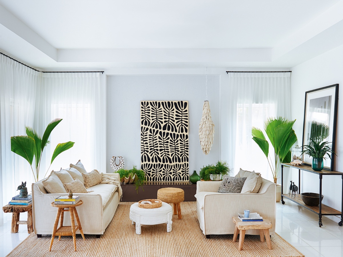 Sự hiện diện của loạt b&agrave;n nhỏ phong c&aacute;ch Boho khiến ph&ograve;ng kh&aacute;ch trở n&ecirc;n đặc biệt hơn. Một tấm thảm đay lớn mang lại cảm gi&aacute;c ấm &aacute;p, th&acirc;n thiện.
