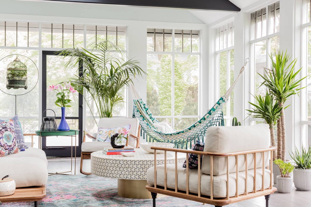 Th&ecirc;m chiếc v&otilde;ng đậm chất Boho v&agrave;o ph&ograve;ng kh&aacute;ch ngập tr&agrave;n &aacute;nh s&aacute;ng n&agrave;y, bạn c&oacute; thể thư thả thưởng thưởng cuốn s&aacute;ch y&ecirc;u th&iacute;ch.