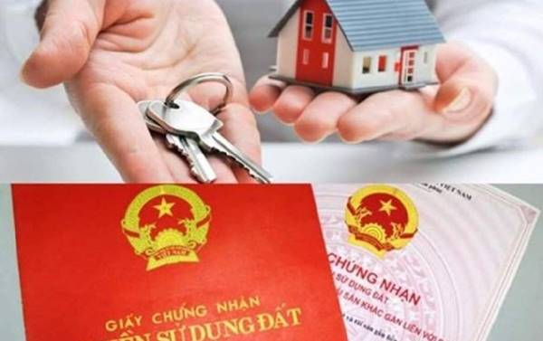 Hình ảnh sổ đỏ, chìa khóa, mô hình ngôi nhà minh họa cho việc thế chấp quyền sử dụng đất tại ngân hàng