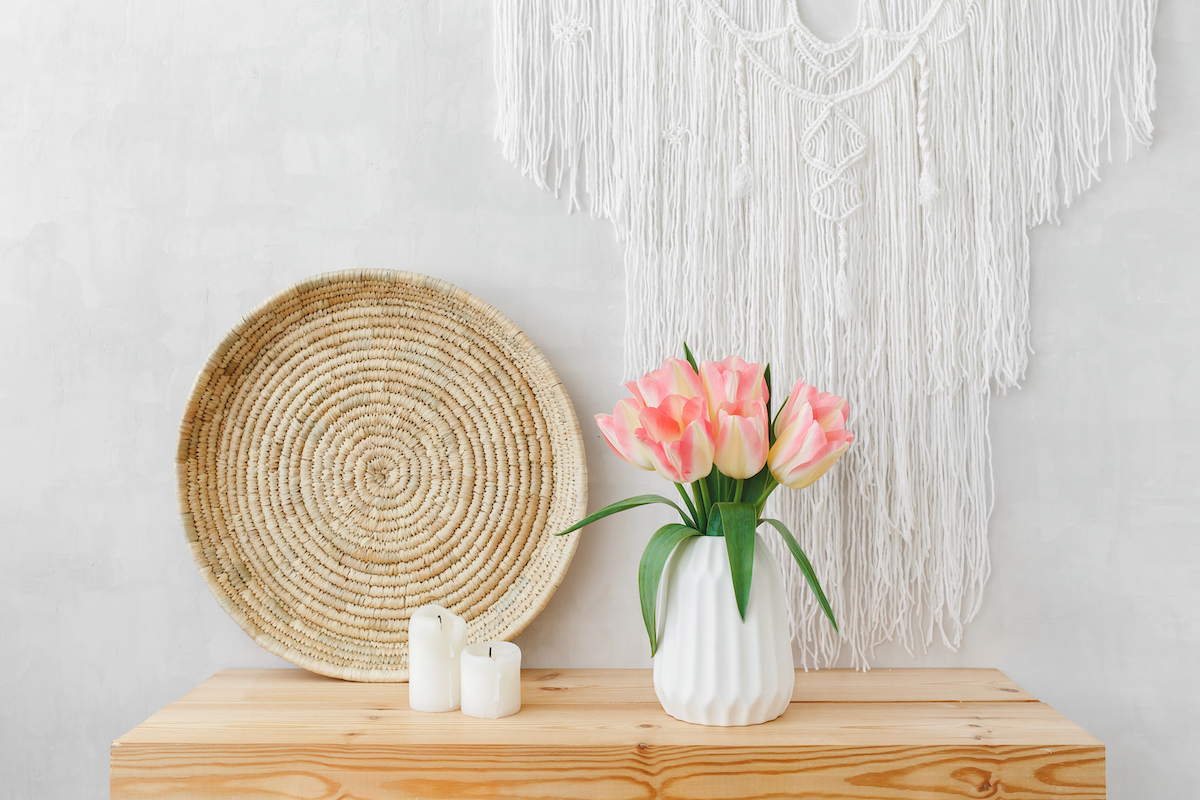 C&aacute;c t&aacute;c phẩm nghệ thuật treo tường đối với phong c&aacute;ch tối giản cũng cần sự đơn giản, thanh tho&aacute;t v&agrave; tinh tế, tr&aacute;nh phố trường, g&acirc;y mất tập trung.