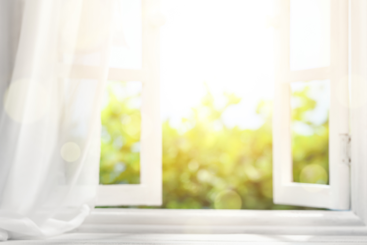 &Aacute;nh s&aacute;ng tự nhi&ecirc;n l&agrave; yếu tố, l&agrave; chất liệu quan trọng, kh&ocirc;ng thể thiếu đối với phong c&aacute;ch nội thất tối giản n&oacute;i chung v&agrave; ph&ograve;ng ngủ tối giản n&oacute;i ri&ecirc;ng.