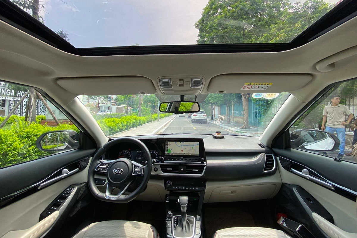 So sánh Hyundai Kona và KIA Seltos cũ: Khoang cabin So sánh Hyundai Kona và KIA Seltos cũ: Khoang cabin