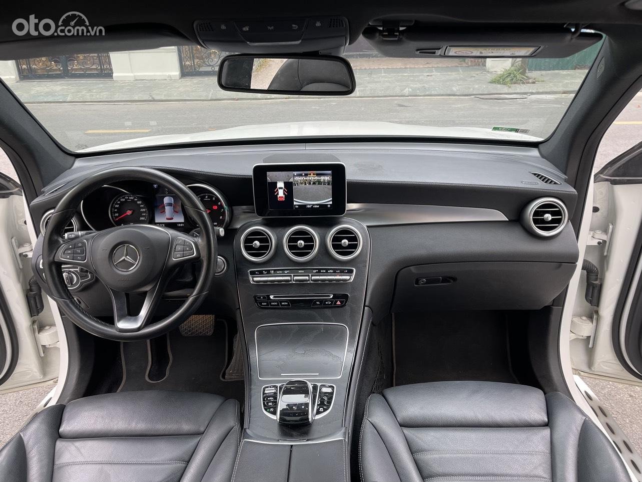 Nội thất GLC 300 4MATIC 2017 sang trọng, tiện nghi, thoải mái.