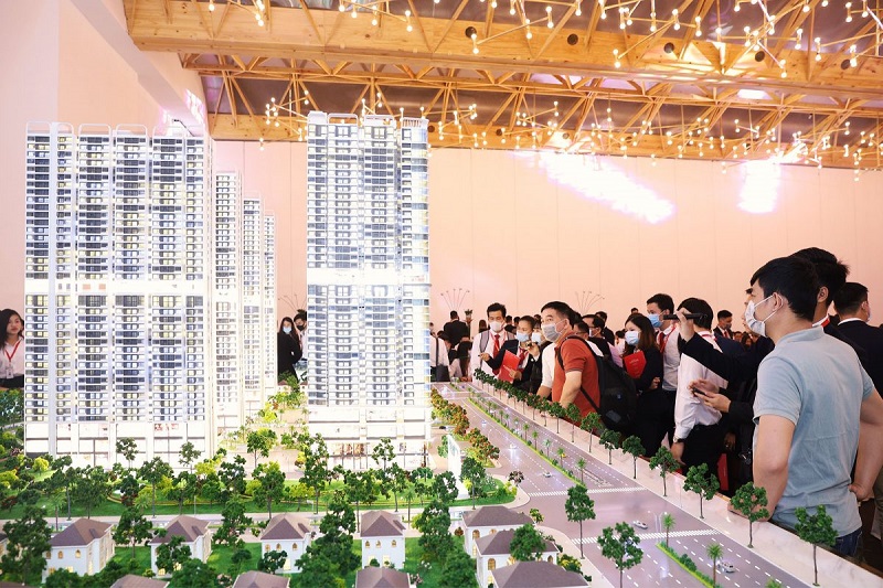 Kh&aacute;ch h&agrave;ng đang tham quan một m&ocirc; h&igrave;nh dự &aacute;n v&agrave; t&igrave;m hiểu suất ngoại giao l&agrave; g&igrave;