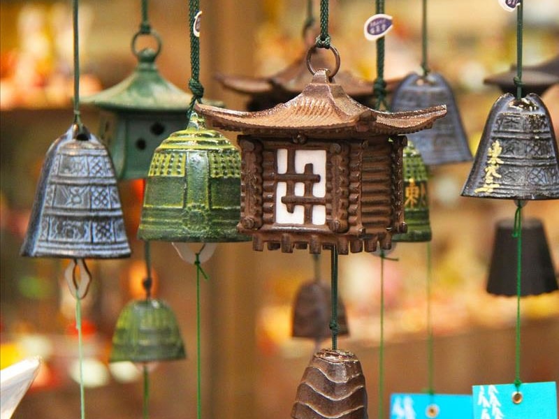 Cận cảnh các loại chuông gió hình quả chuông, ngôi chùa
