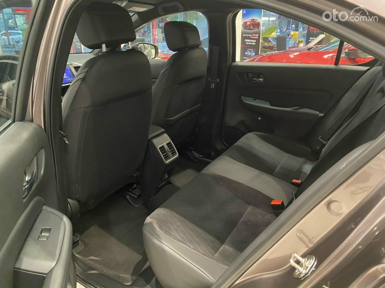 không gian hàng ghế thứ 2 trên Honda City 2022.