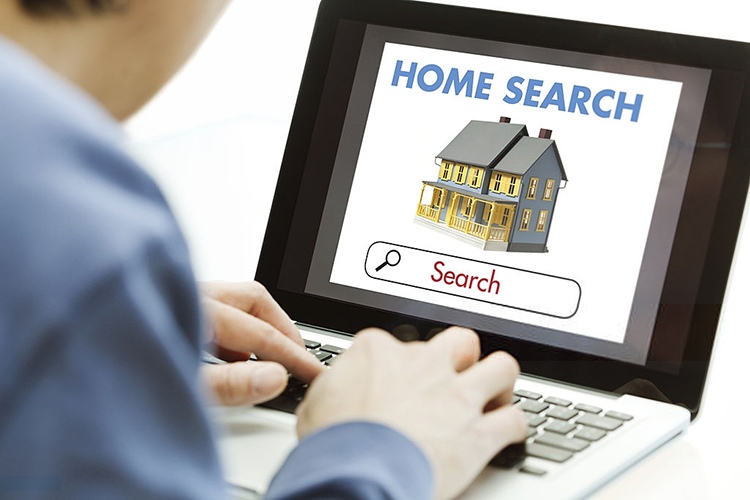hình ảnh người tìm kiếm trên Internet minh họa cho việc tìm thuê nhà trọ Thủ Đức