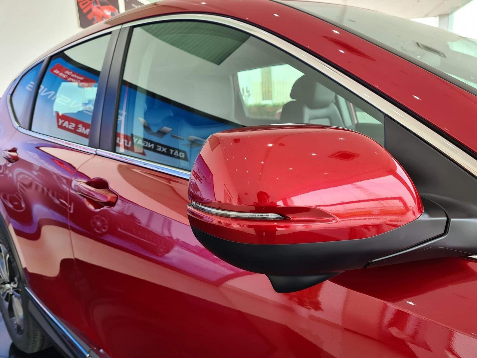 Gương chiếu hậu trên xe Honda CR-V.