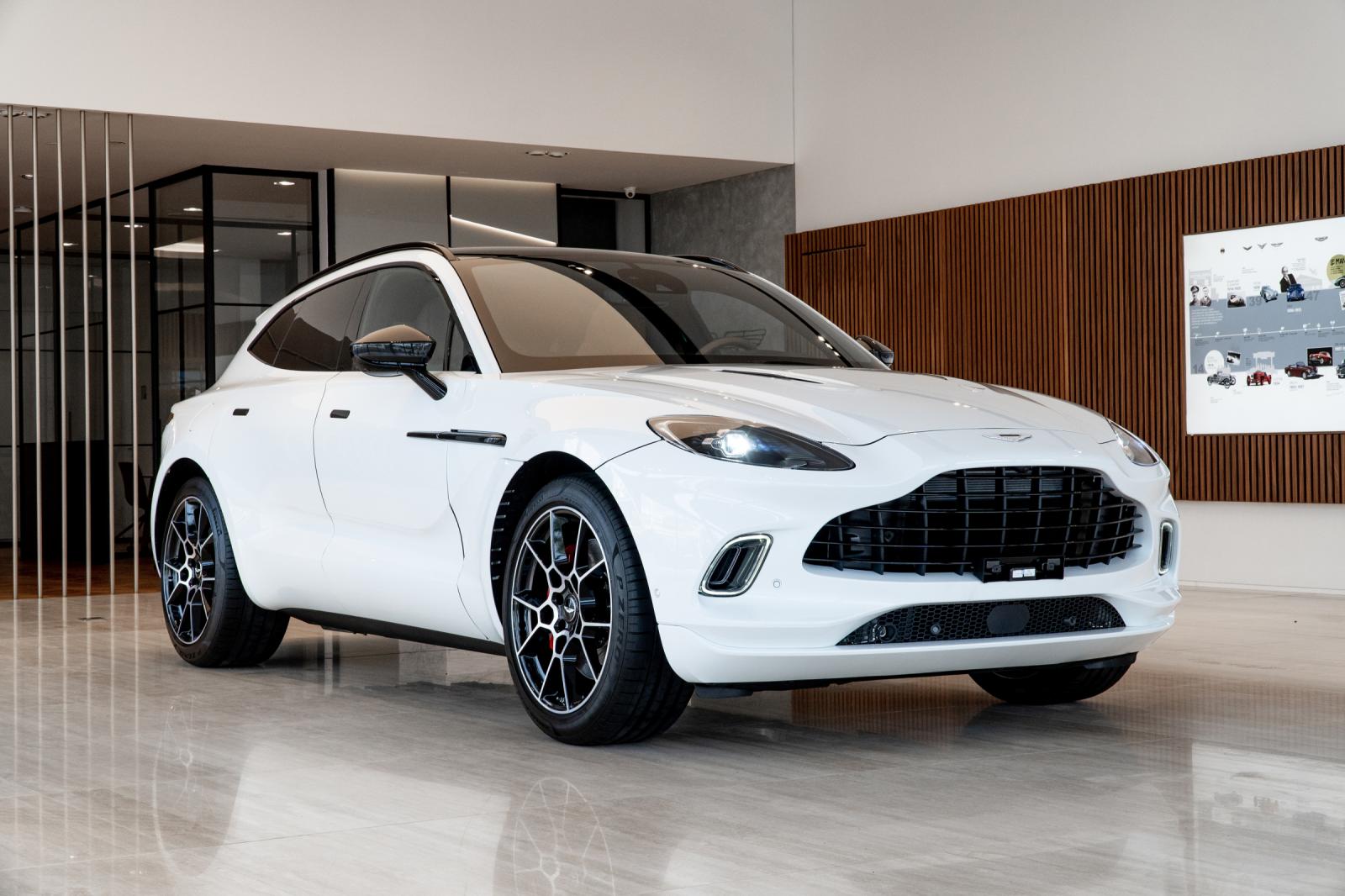Aston Martin DBX.