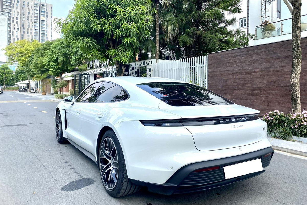 Ngoại hình Porsche Taycan thể thao, mạnh mẽ - Audi e-tron GT hầm hố, thiện chiến.