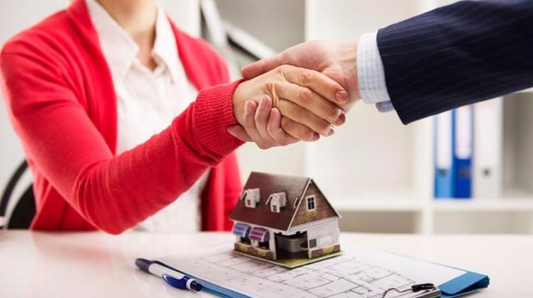hình ảnh bắt tay ký hợp đồng cho thuê căn hộ
